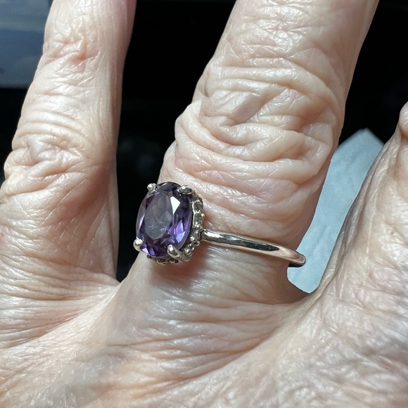 Color changing Elegant Alexandrite Gemstone Ring - Picture 9 of 16